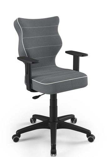 Moderná kancelárska stolička v sivej farbe s nastaviteľnými podrúčkami, ergonomickým operadlom a kolieskami na pohodlné používanie pri práci.
