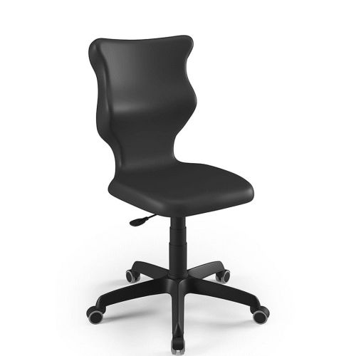 Moderná čierna kancelárska stolička s ergonomickým tvarovaním, nastaviteľnou výškou a kolieskami na pohodlné sedenie v kancelárii.
