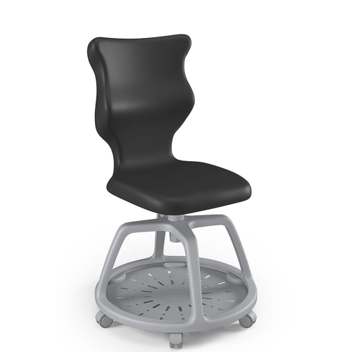 Školská ergonomická stolička na kolieskach s čiernym sedadlom a operadlom, moderný dizajn vhodný do triedy alebo učebne.
