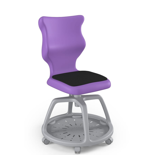 Školská stolička s fialovou poduškou na kolieskach, ergonomický dizajn, vhodná pre pohodlné sedenie v moderných triedach.
