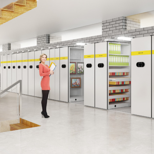 Moderný archív s elektronicky ovládanými archivačnými regálmi, žena pri regáloch kontroluje uložené dokumenty a šanóny