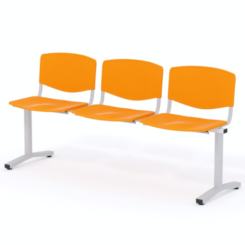 Trojmiestna plastová lavica s kovovou konštrukciou určená do čakárne, moderný dizajn v oranžovej farbe.
