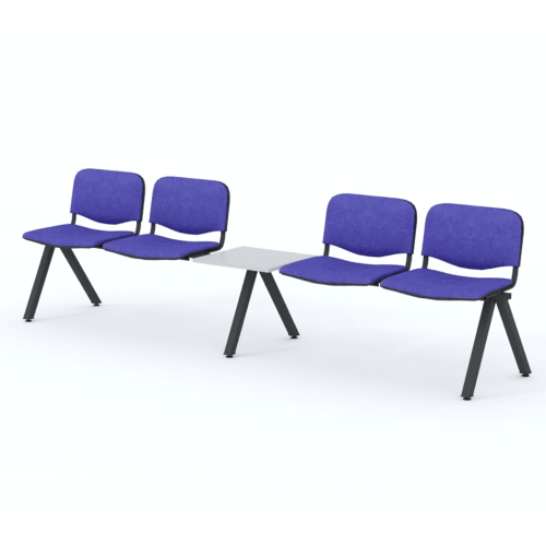 Moderná lavica do čakárne s kovovou konštrukciou, štyrmi modrými čalúnenými sedadlami a stredovým odkladacím stolíkom na verejné priestory.
